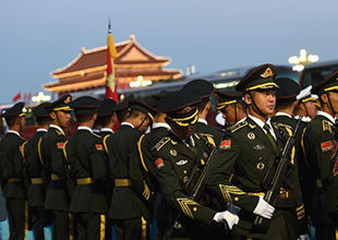 阅兵倒计时：三军仪仗队队员整理面容