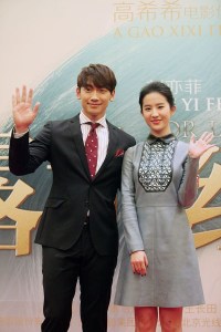 电影《露水红颜》深圳首映 Rain剪刀手卖萌