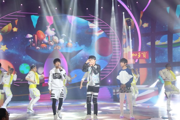 tfboys主打青春牌,对抗cnblue的"韩潮"来袭.而歌曲表演则成