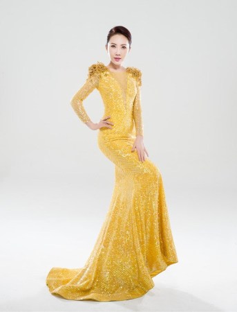 丁晓红金黄写真闹元宵 美人鱼装束大气典雅