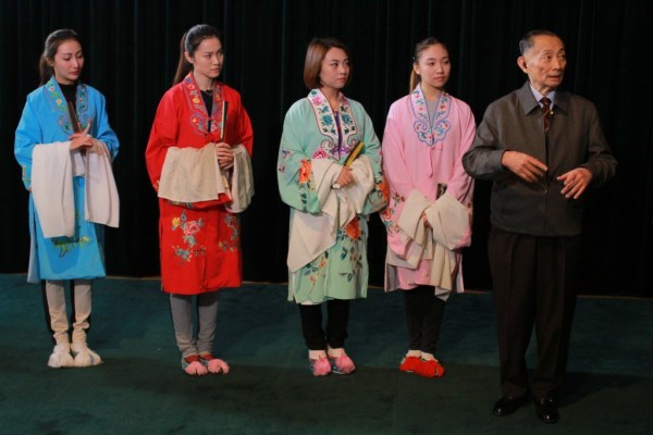 各界人士现身灵堂悼念梅葆玖 梅太太泣不成声(图)