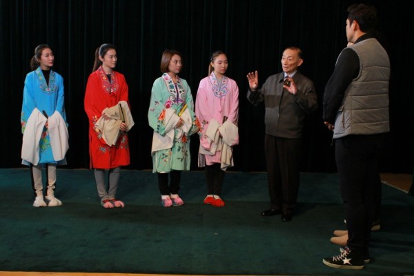 各界人士现身灵堂悼念梅葆玖 梅太太泣不成声(图)