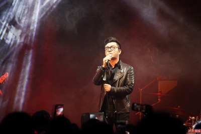 汤潮办新碟首唱会 紧随师父赵本山做公益