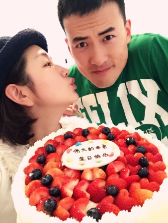 何洁生日赫子铭办惊喜派对 望凑齐一家五口