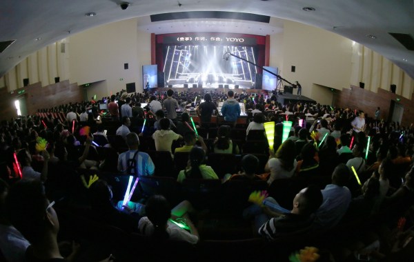 “鹏城歌飞扬”一季度颁奖礼走进深圳机场