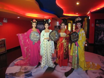 “杨贵妃”宣传拼了 现身广州影城大派水果