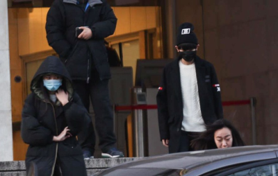 TFBOYS蒙面现身春晚彩排 娄艺潇穿裙子冻人