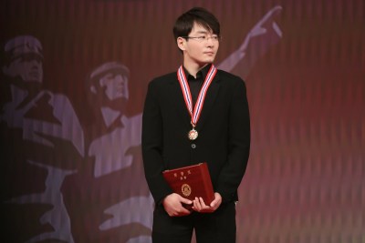 李东学低调亮相中影活动