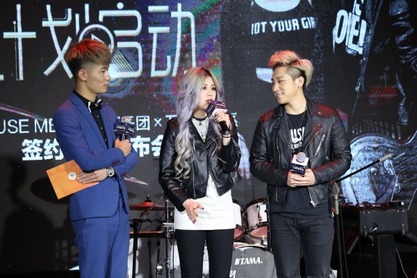 “万有星引力”启动 首组签约“打扰一下”