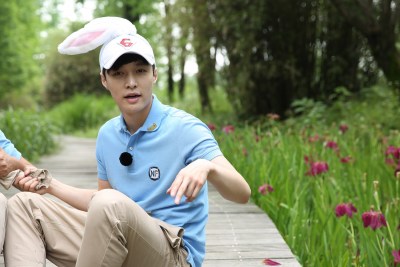 《极挑》张艺兴待遇好 黄渤贴心为其挑鱼刺