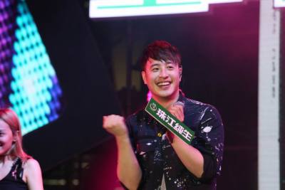 潘玮柏重返广州与粉丝亲密庆生