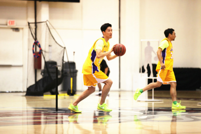 刘翔跨界投篮致敬科比 