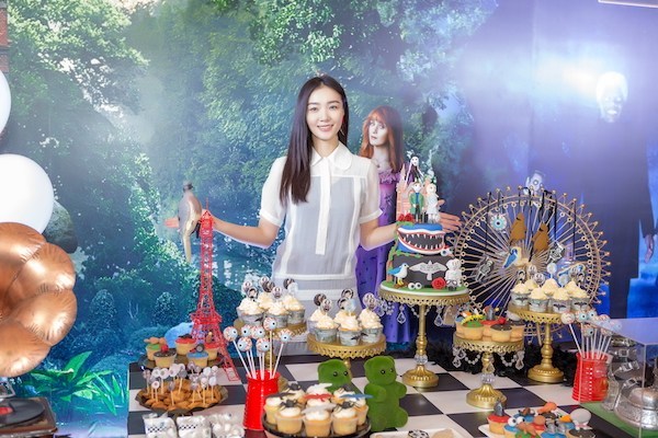 《佩小姐》首映 齐溪现身助阵秒变粉丝