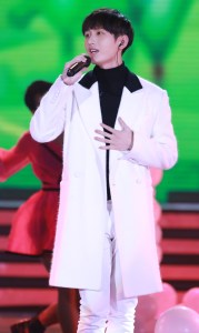 成毅亮相国剧盛典 化身白马王子深情献唱