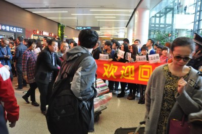 辽篮回家获球迷热烈欢迎 机场标语力挺辽篮