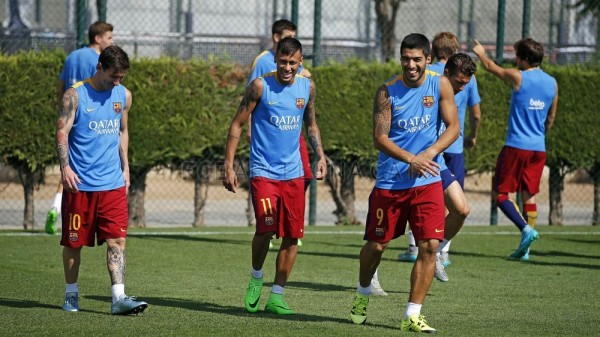 巴萨全队集结训练 MSN热聊笑靥如花