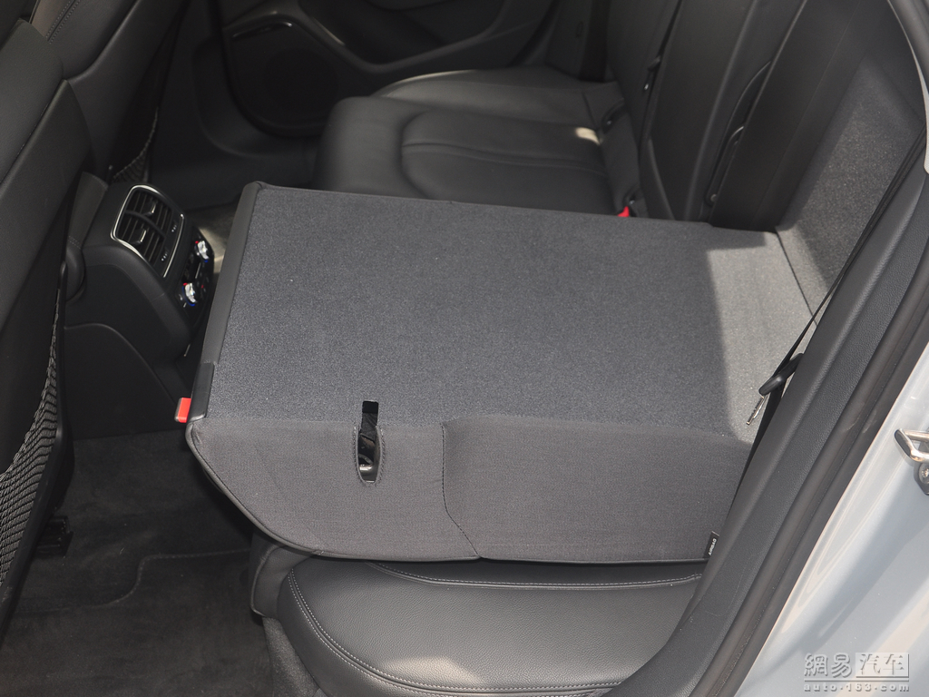 奥迪A6 2013款 40TFSI Hybrid 后排座椅放倒(左
