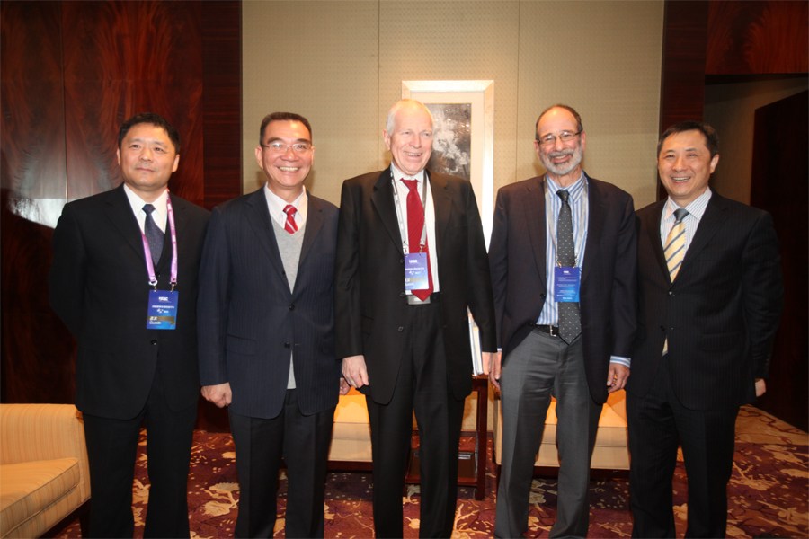 2019诺贝尔经济学家_美国著名经济学家、诺贝尔经济学奖获得者迈伦_斯科尔斯在山东大学...(2)