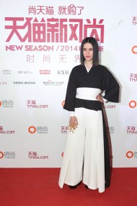 “天猫新风尚” 时装季开幕 尚雯婕穿武士服