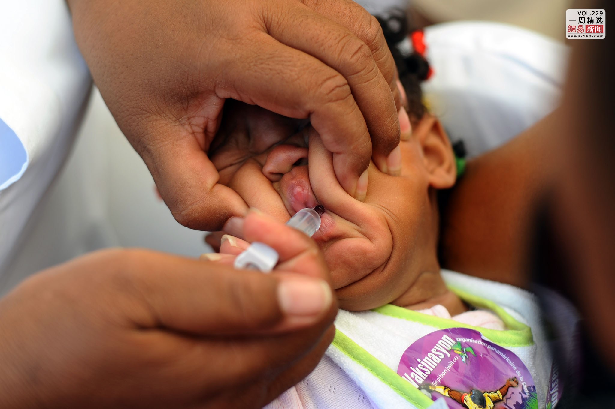 为新生儿喂服轮状病毒疫苗