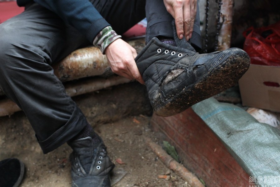 图片故事:最后的伐木工 - 人在上海 - 中国新闻画报