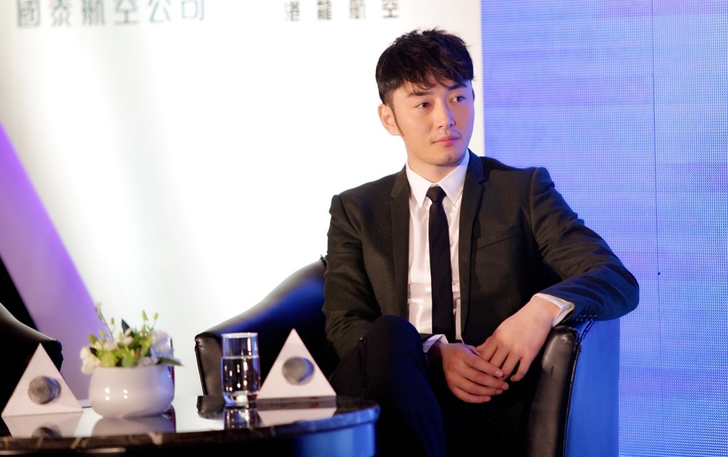 李东学出席活动展绅士魅力