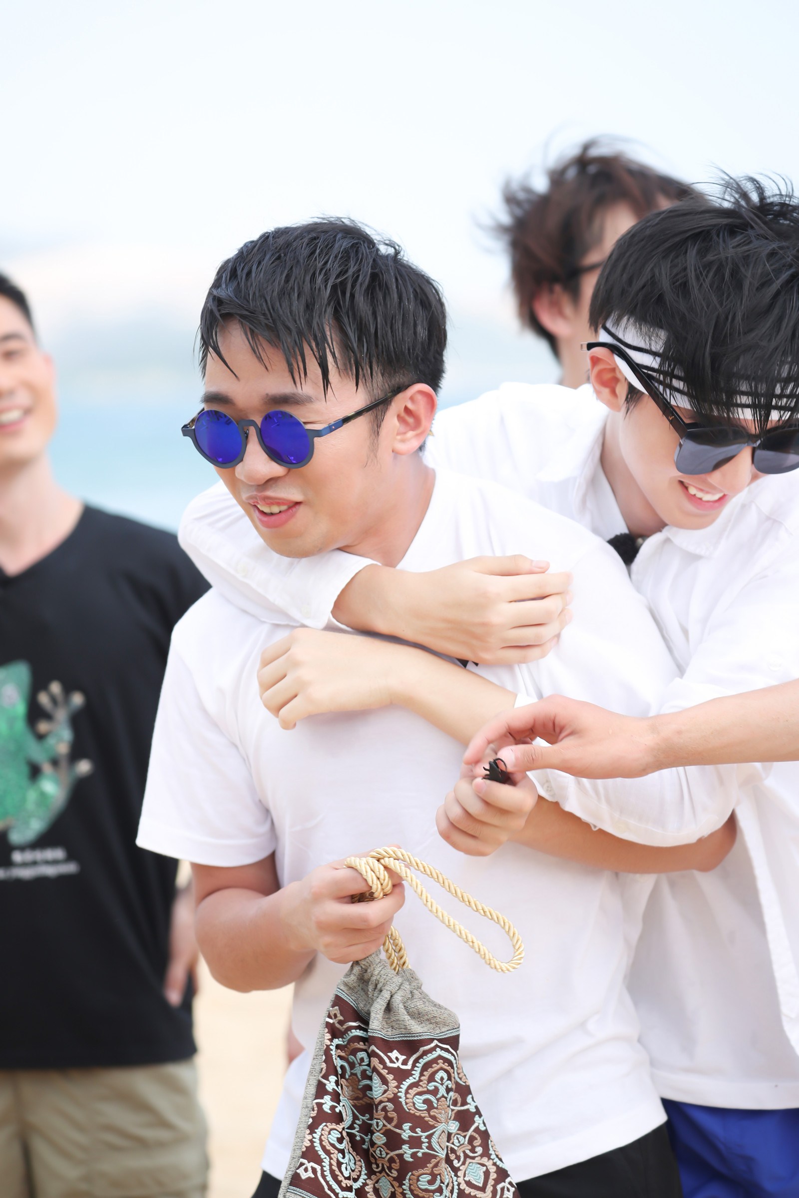 《高能少年团》王俊凯上演孤岛生存
