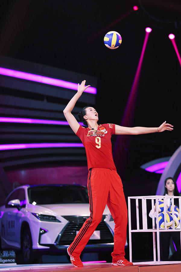 女排队员张常宁霸气扣球
