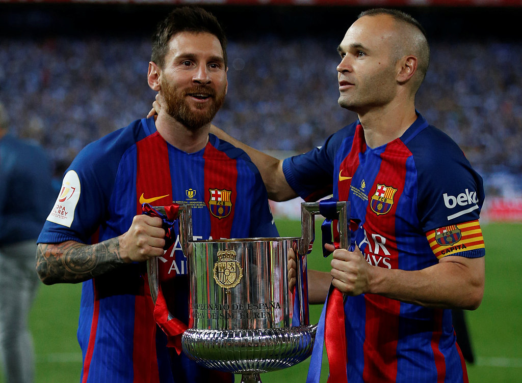 梅西与伊涅斯塔捧杯